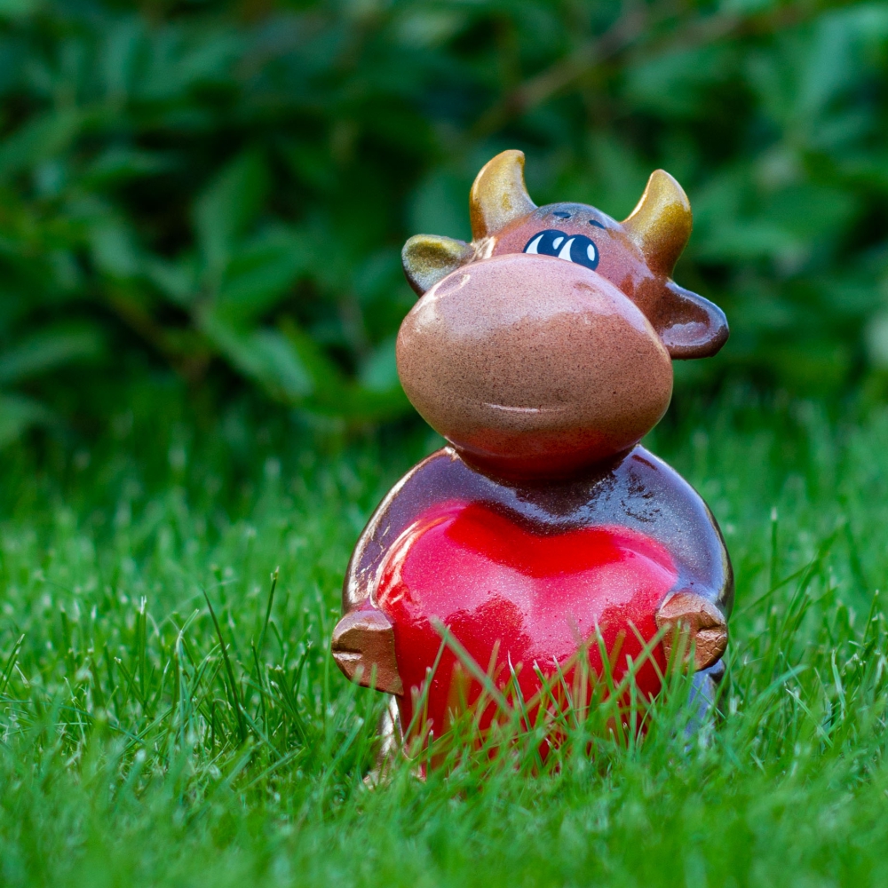 Декоративное изделие из пенопласта БЫК С СЕРДЦЕМ  окрашенный h-17 см
