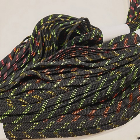 Шнурки плоские, 110 см, 10 пар, ассорти, арт.ШП-110-АС черные с красными/зелеными  вкраплениями 