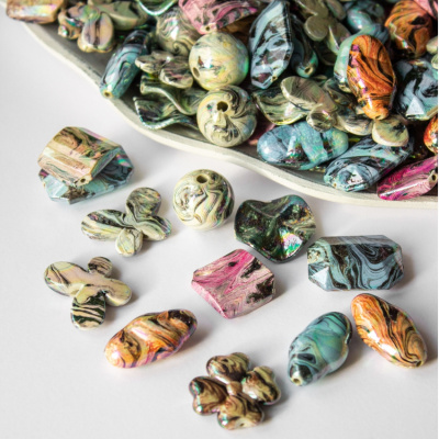 Бусы пластик с голографическим эффектом 250 г/упак ±10%, 15-30 мм, №030 (ассорти)