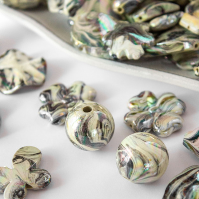 Бусы пластик с голографическим эффектом 250 г/упак ±10%, ассорти 010 (бежевые с цветными вкрапления)